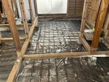 床下すべてに鉄筋コンクリートを敷くベタ基礎を行ないます。