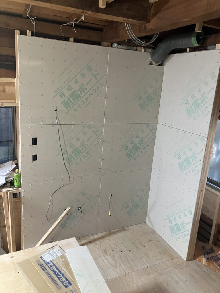 かべつよしを施工し、壁の強度を高めて建物全体の耐震性を向上させていきます。